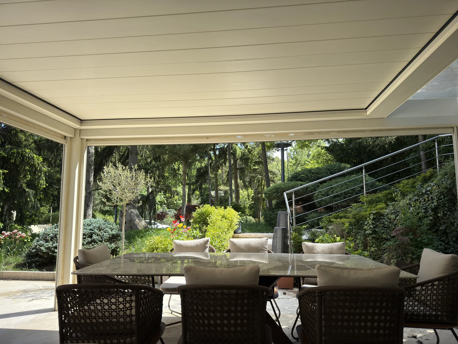 Pergola und Terrassenüberdachung im Grünen
