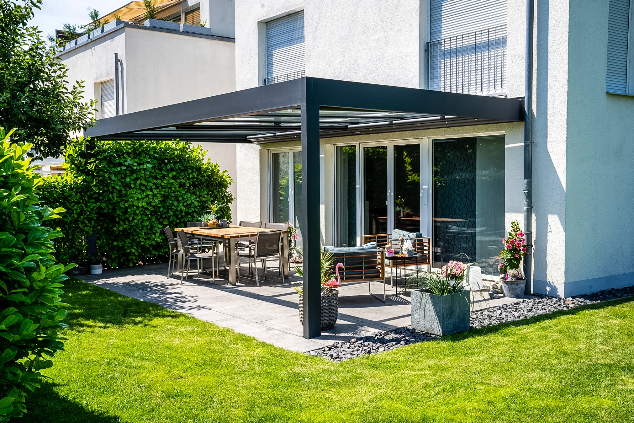 Moderner Kaltwintergarten mit Glasdach und offener Terrasse