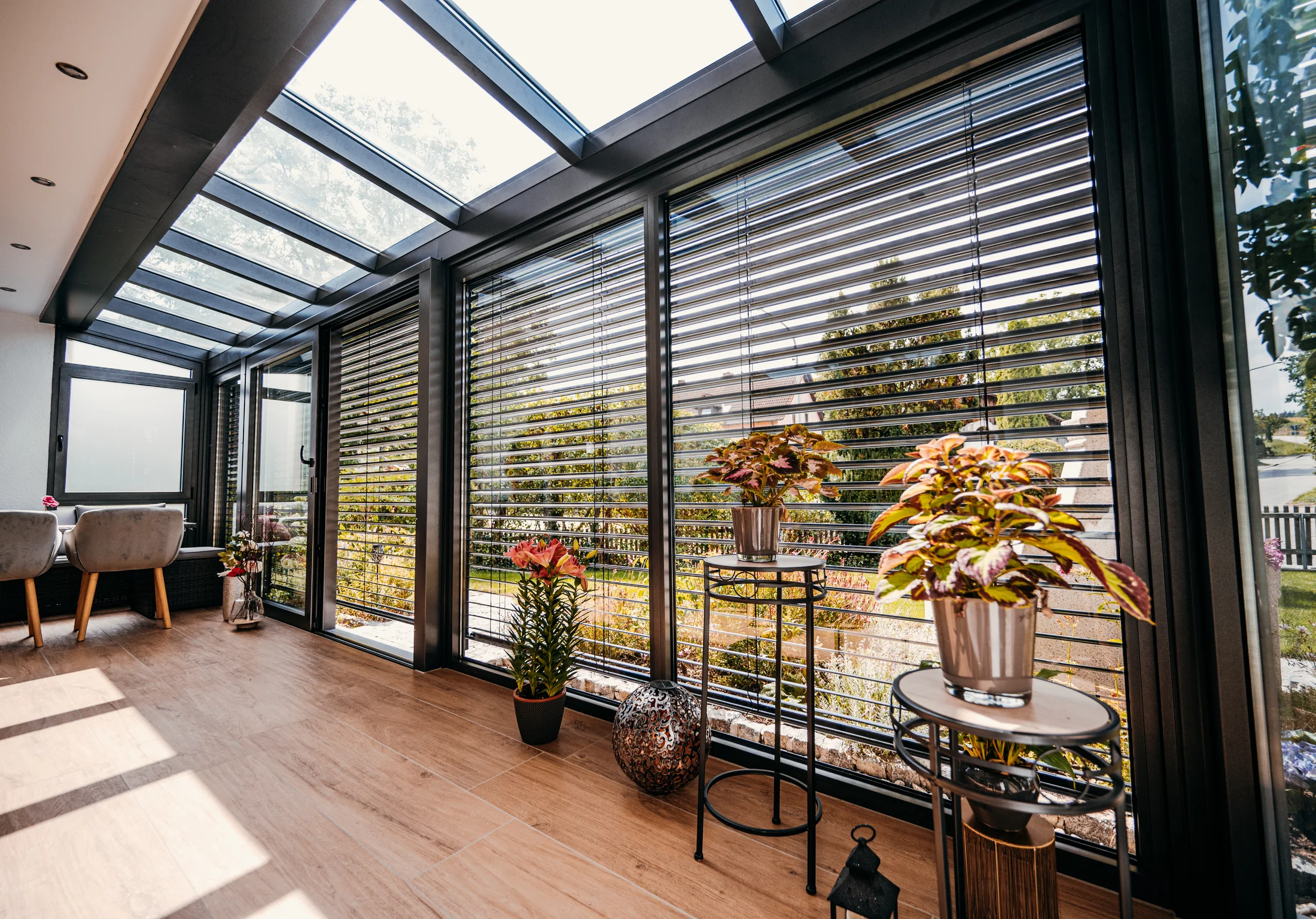 Warmwintergarten mit Glasdach und außenliegender Beschattung