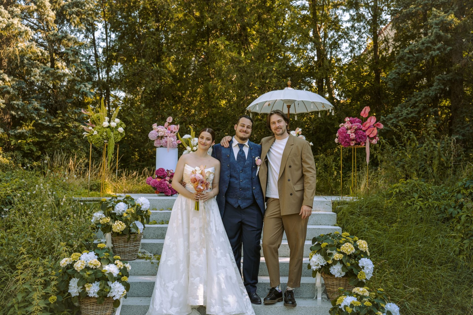 Teamfoto von Sofiia Kniaziev, Yevhenii Kniaziev und Konstantins Leonovics